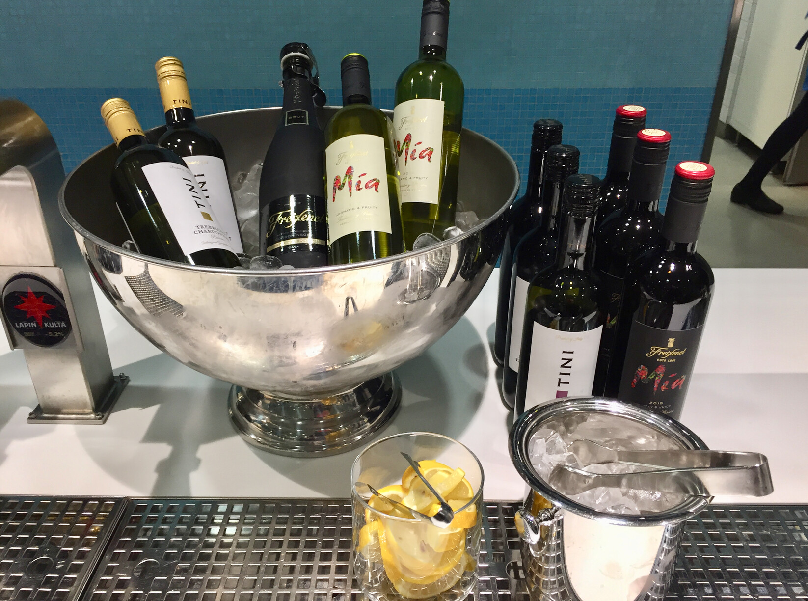 garrafa, bebida, interno, louça, Bebidas alcoólicas, Utensílios de bar, Utensílios para bebidas, Garrafa de vidro, Bebida destilada, Copos com pé, tigela, Taça de vinho, Tigela de preparo, vinho, mesa, alimento, álcool, balde