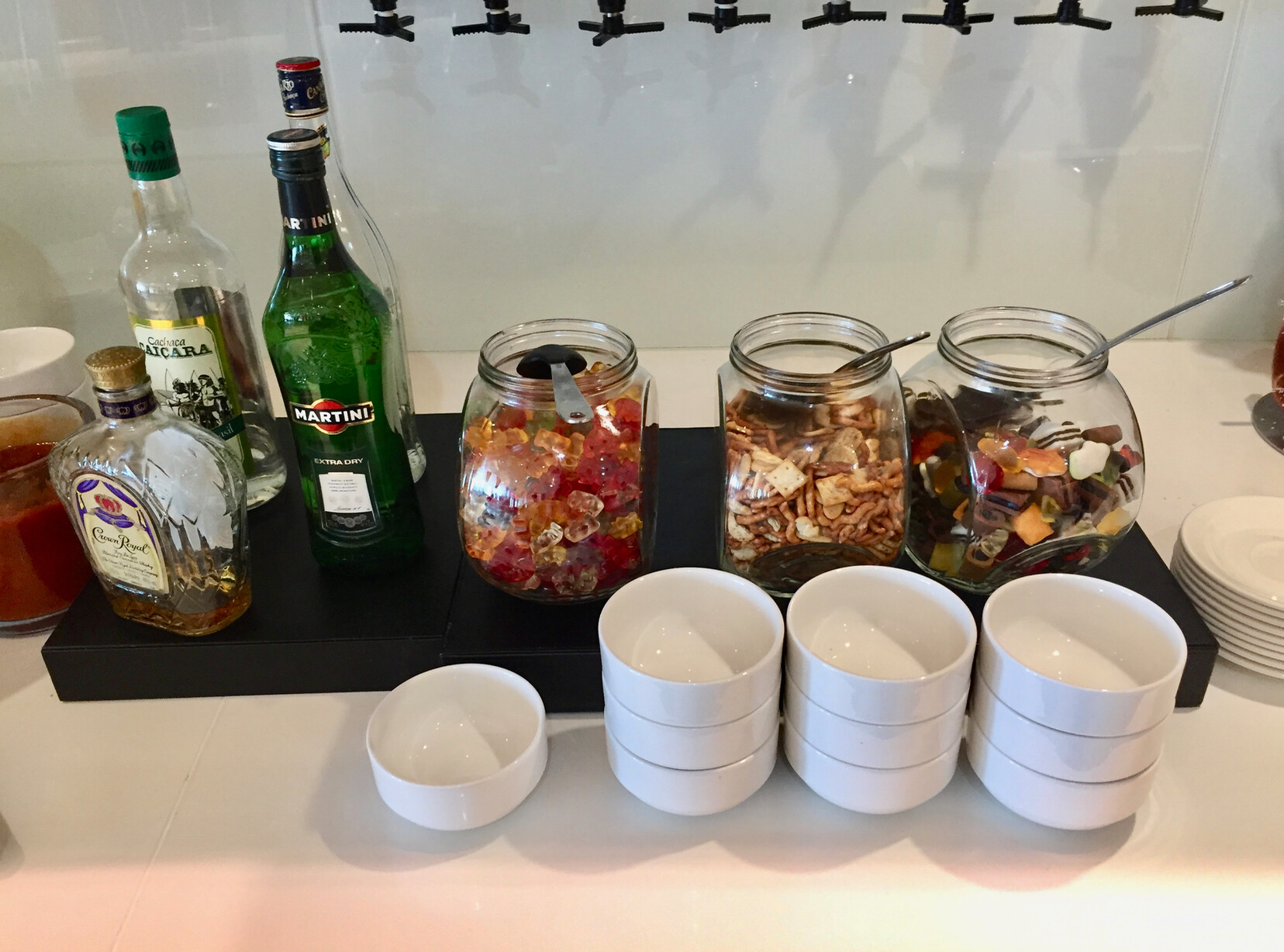 Screenshot 2017-02-08 20.43.52 bebida, interno, Garrafa de vidro, louça, Bebidas alcoólicas, álcool, Bebida destilada, Utensílios para bebidas, vinho, parede, mesa, Utensílios de bar, garrafa, alimento