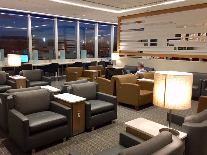 interno, móveis, sofá, design de interiores, Sofá de studio, mesa de café, piso, Sala de espera, cômodo, Sofá-cama, mesa, Apoio de braço, parede, teto, Poltrona, cadeira, hotel, divã