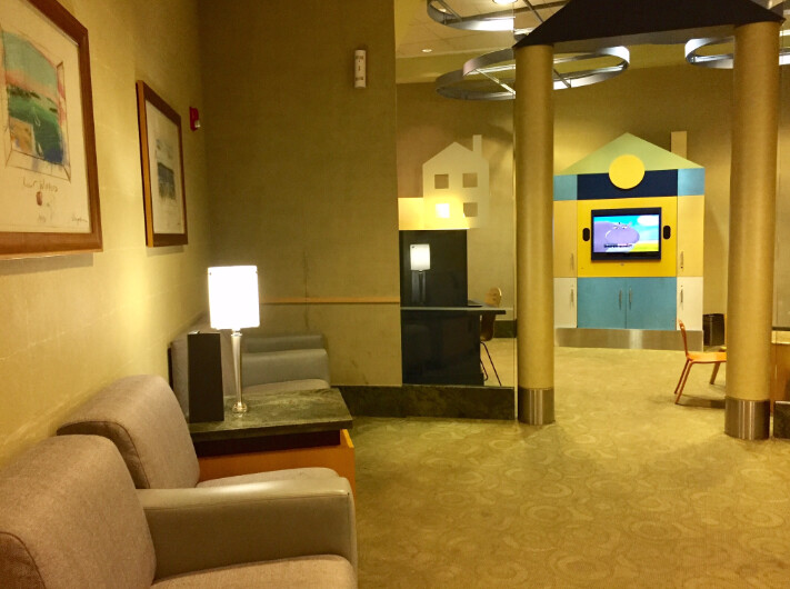 interno, parede, móveis, design de interiores, piso, sofá, Sofá de studio, Assoalho, mesa de café, Sofá-cama, Sala de espera, teto, Poltrona, mesa, recanto, cômodo, Luminária de teto, hotel, sala de estar, cadeira