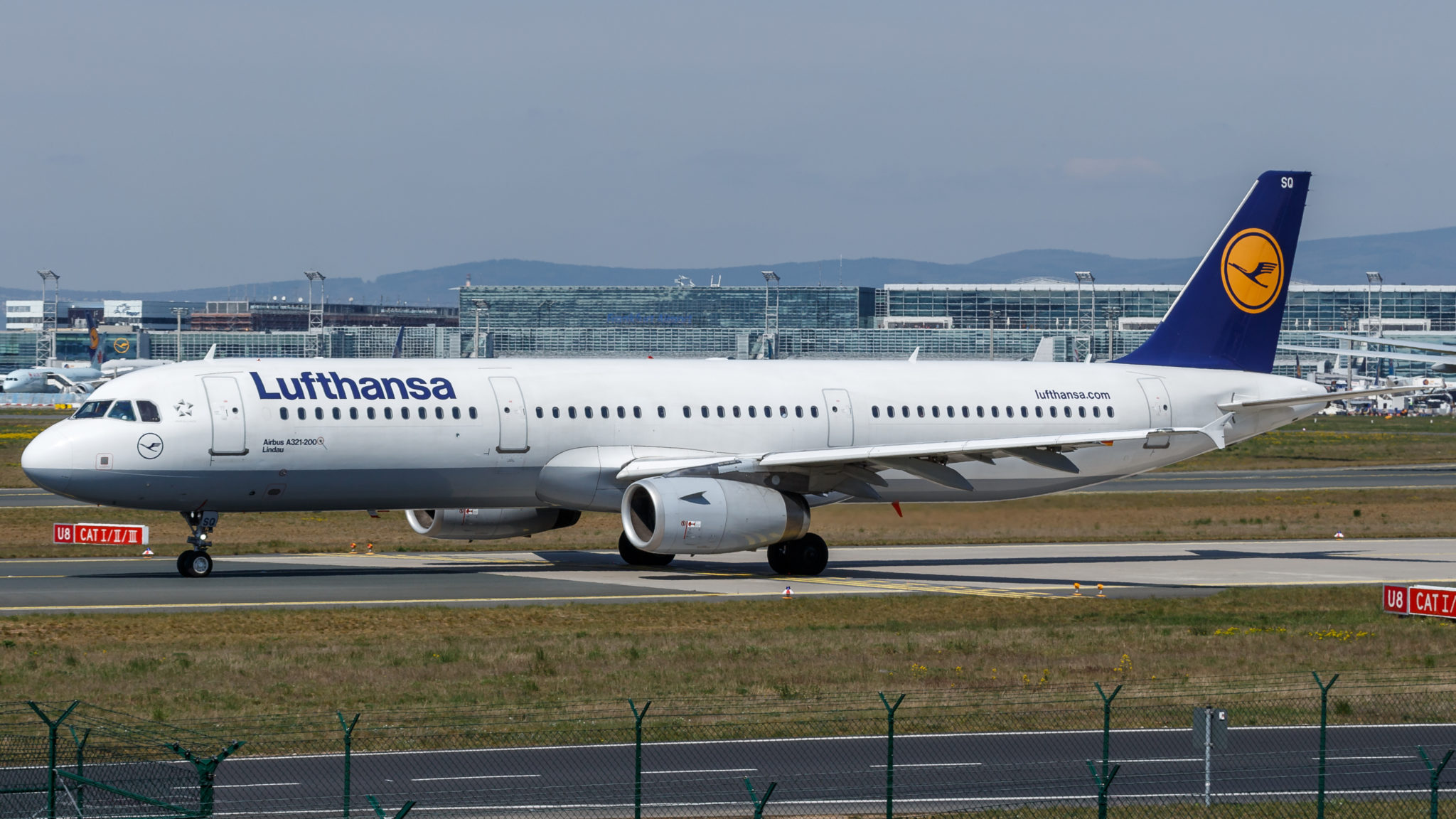 outdoor, transporte, plaina, avião, aeronave, avião de passageiros, Linha aérea, airbus, veículo, Viagem aérea, Motor de jato, Motor de aeronave, passarela, Jato bimotor, Aeronave de corpo estreito, Flap, Serviço, aeroporto, Jato, céu, Engenharia aeroespacial, Família Airbus a320, jato, Boeing 737, grama, Boeing 737 próxima geração, decolagem, Boeing 757, grande, estrada, aviação