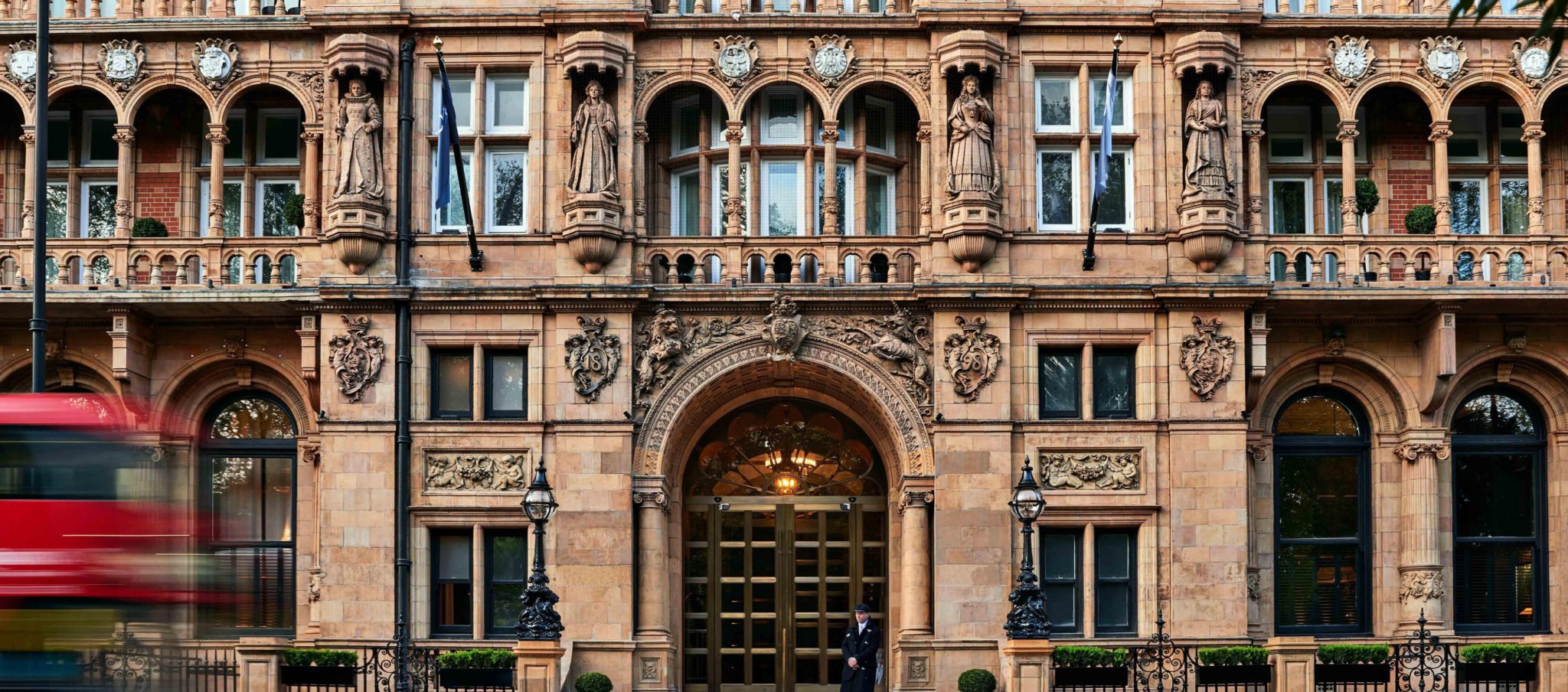 construção, janela, outdoor, fachada, Construção de uso misto, ônibus, arquitetura, vermelho, grande, cidade, rua, estacionado