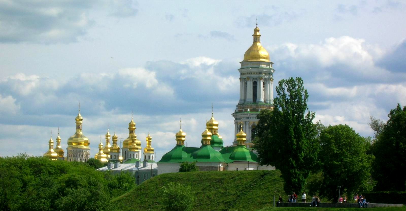 375b1 outdoor, nuvem, céu, construção, grama, árvore, local de adoração, ponto de referência, estupa, planta, monastério, pináculo, igreja, torre, verde, domo, amarelo, templo, paisagem