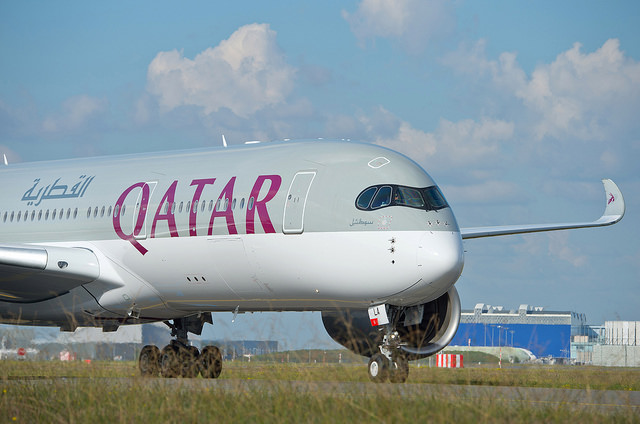 Qatar-A350 plaina, outdoor, aeronave, transporte, grama, céu, Viagem aérea, avião, avião de passageiros, Linha aérea, veículo, nuvem, Motor de aeronave, Motor de jato, airbus, Flap, aviação, Jato bimotor, Jato, Engenharia aeroespacial, Serviço, Aeronave de corpo estreito, aeroporto, passarela, jato, grande, estrada