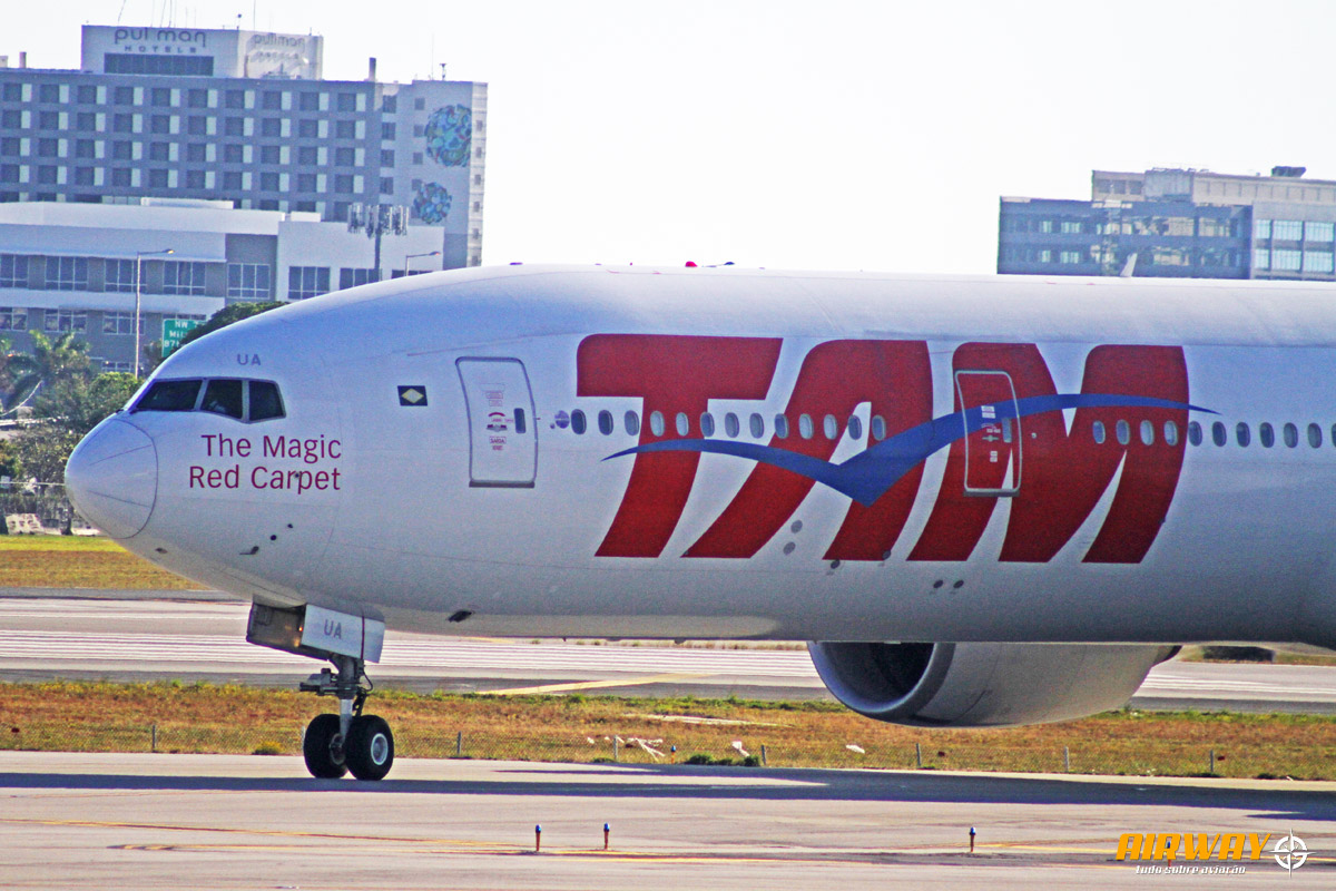 plaina, outdoor, aeronave, transporte, Viagem aérea, avião, avião de passageiros, Linha aérea, veículo, passarela, aeroporto, Motor de jato, Motor de aeronave, Jato, Flap, céu, Jato bimotor, airbus, Engenharia aeroespacial, Aeronave de corpo estreito, Serviço, jato, aviação, estrada, grande