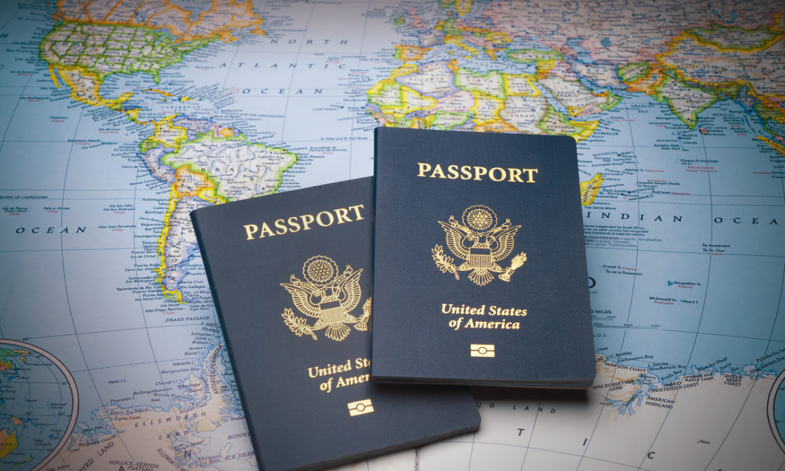 Passports on a map of the world texto, mapa