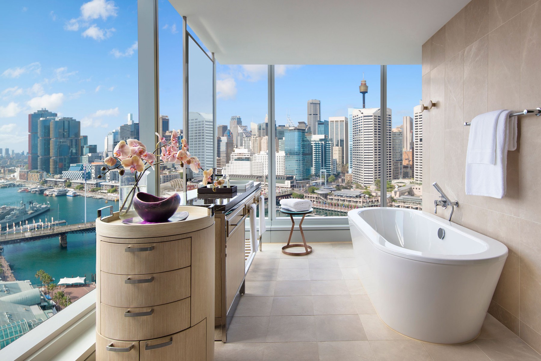 Luxury-corner-room_darling-harbour-view_bathroom21 céu, construção, banheira, banheiro, água, Encanamento, outdoor, interno, hotel