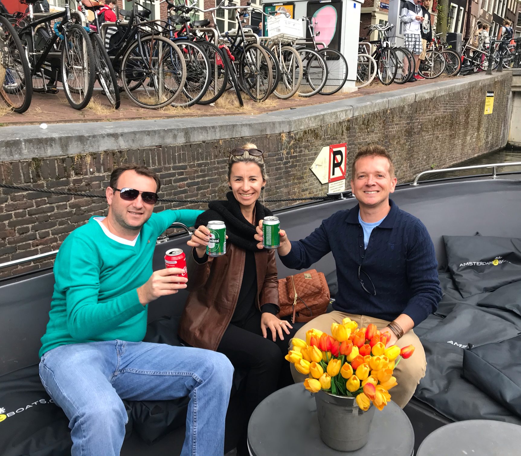 pessoa, roupas, Roda de bicicleta, Veículo terrestre, flor, outdoor, veículo, roda, sorriso, homem, jeans, bicicleta, sentar-se