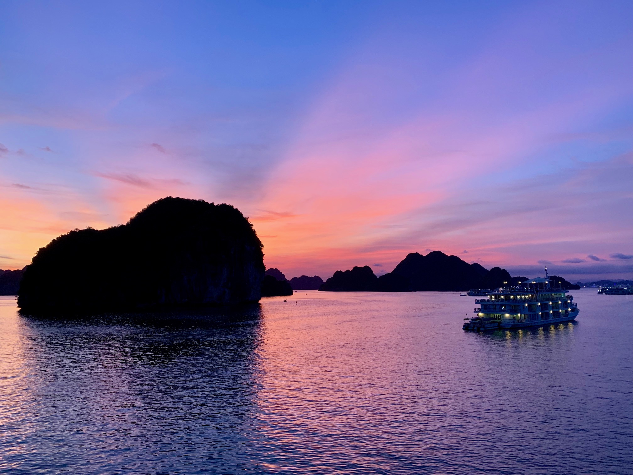 Um passeio de barco em Halong Bay