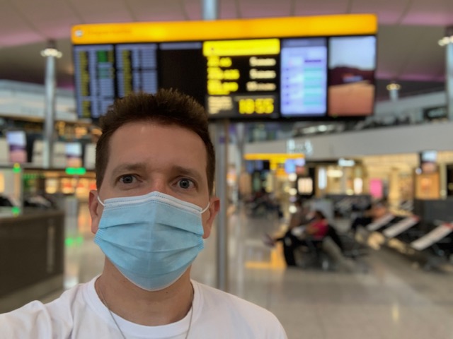 Claudio máscara Anvisa proíbe uso de bandanas, escudos faciais, máscaras com válvula e restringe máscaras de pano em aeroportos