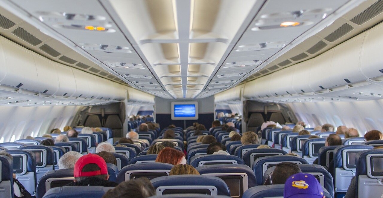 Avião Interior Conheça hacks de viagem usados pelos passageiros