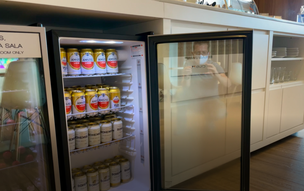 interno, loja, piso, Loja de conveniência, Caixa de exibição, Varejo, geladeira, refrigerante, porta, parede, máquina automática de vendas, abrir, alimento, prateleira
