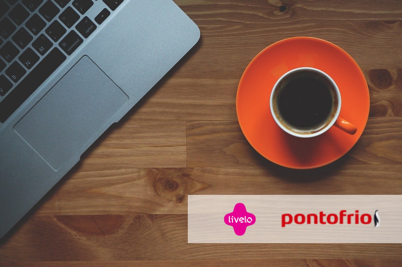 Livelo Pontofrio laptop, copo de café, chá, caneca, café, louça, computador, Utensílios de servir, mesa, xícara, cafeína, interno, Utensílios para bebidas, pires, sentar-se, mac, piso