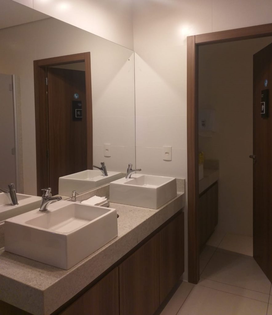 interno, parede, Encanamento, toque, Acessório para banheiro, azulejo, banheiro, pia, design de interiores, banheira, encanamento, Gabinete de banheiro, espelho, piso, Balcão, cômodo, hotel, teto, vaso sanitário, futilidade, chuveiro