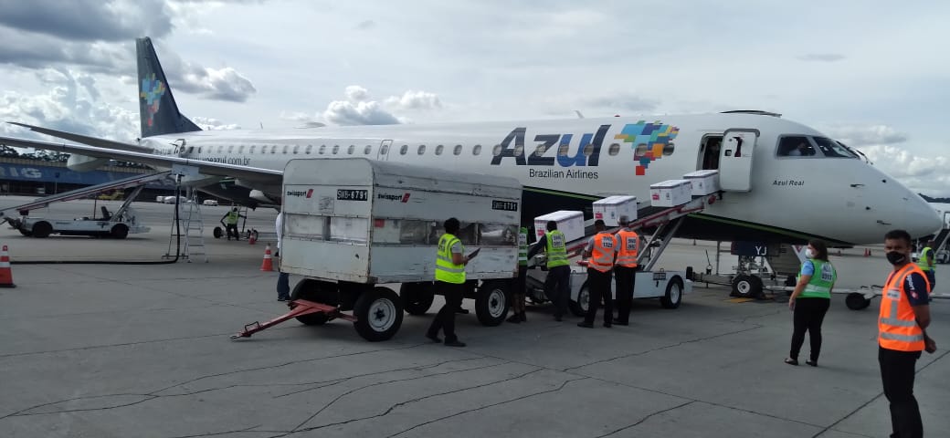 Azul transporta, em 14 horas, mais de dois milhões de doses de vacina para 12 capitais do Brasil