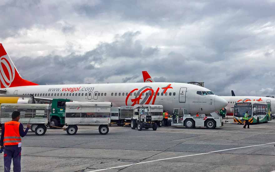 transporte, céu, outdoor, veículo, plaina, avião, nuvem, Serviço, Viagem aérea, avião de passageiros, aeronave, Linha aérea, aeroporto, passarela, roda, estrada, Plataforma de estacionamento, Jato, Motor de jato, Aeronave de corpo estreito, airbus, Motor de aeronave, Engenharia aeroespacial, estacionado, Jato bimotor, térreo, jato, grande, aviação, vermelho