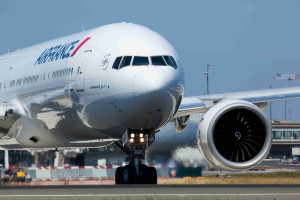 plaina, outdoor, avião de passageiros, Linha aérea, Viagem aérea, céu, Motor de jato, transporte, Motor de aeronave, veículo, avião, aeronave, Jato, airbus, Serviço, Flap, aviação, Engenharia aeroespacial, Jato bimotor, passarela, jato, Aeronave de corpo estreito, aeroporto, Airbus a380, Plataforma de estacionamento, Boeing 747-400, turbina, Boeing 747, grande, estrada