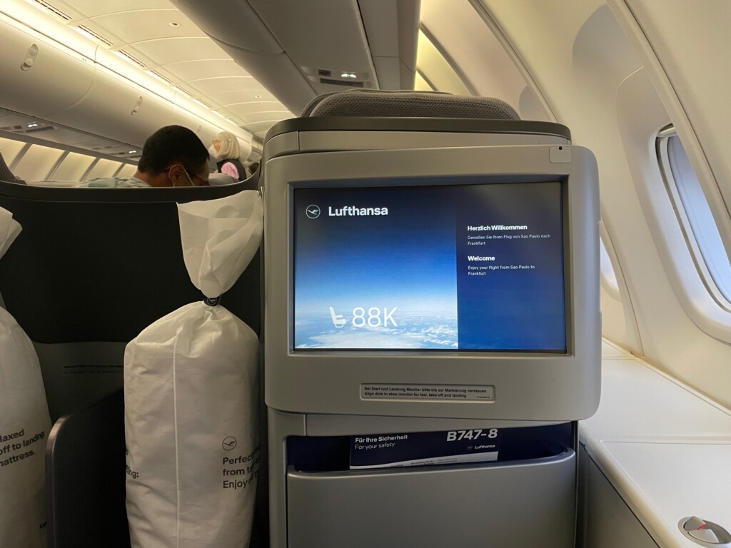 Voando na executiva do B747-8 da Lufthansa entre São Paulo e Frankfurt durante a pandemia