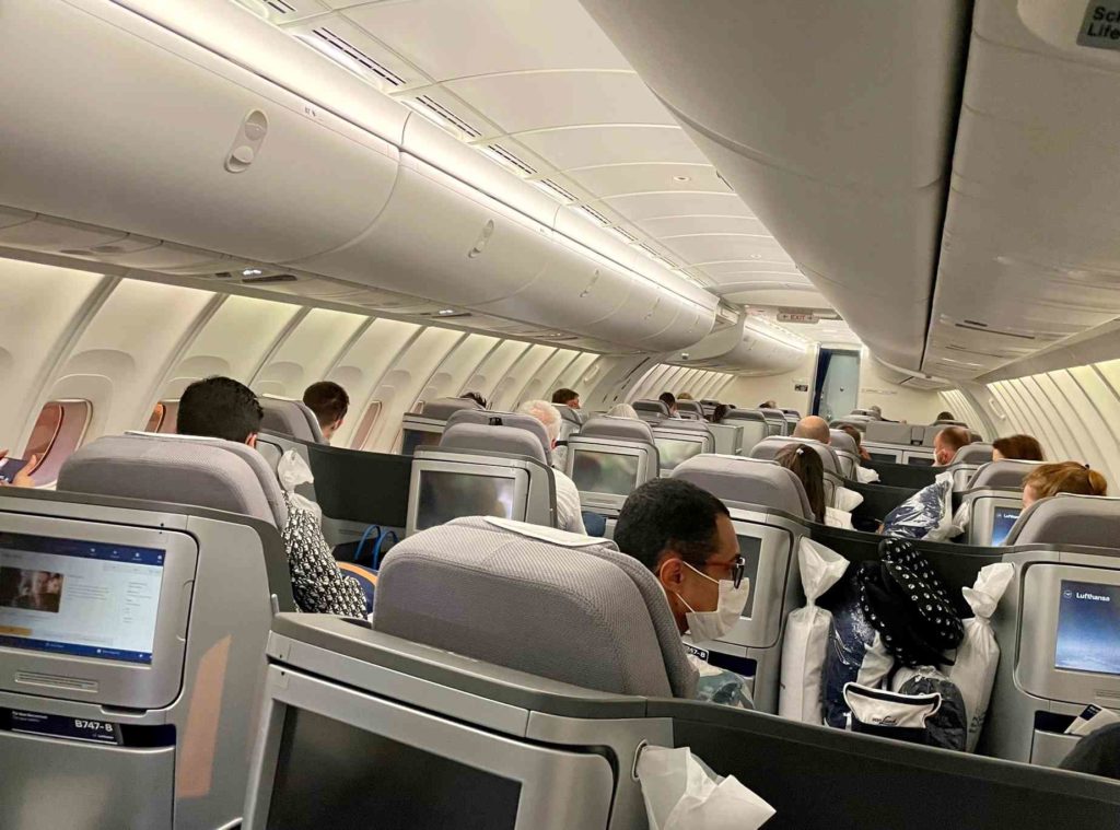 Voando na executiva do B747-8 da Lufthansa entre São Paulo e Frankfurt durante a pandemia