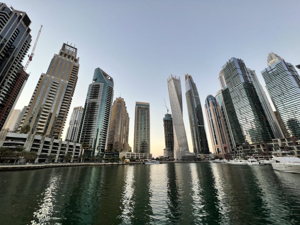 Medidas para evitar avanço da contaminação nos Emirados Árabes Unidos