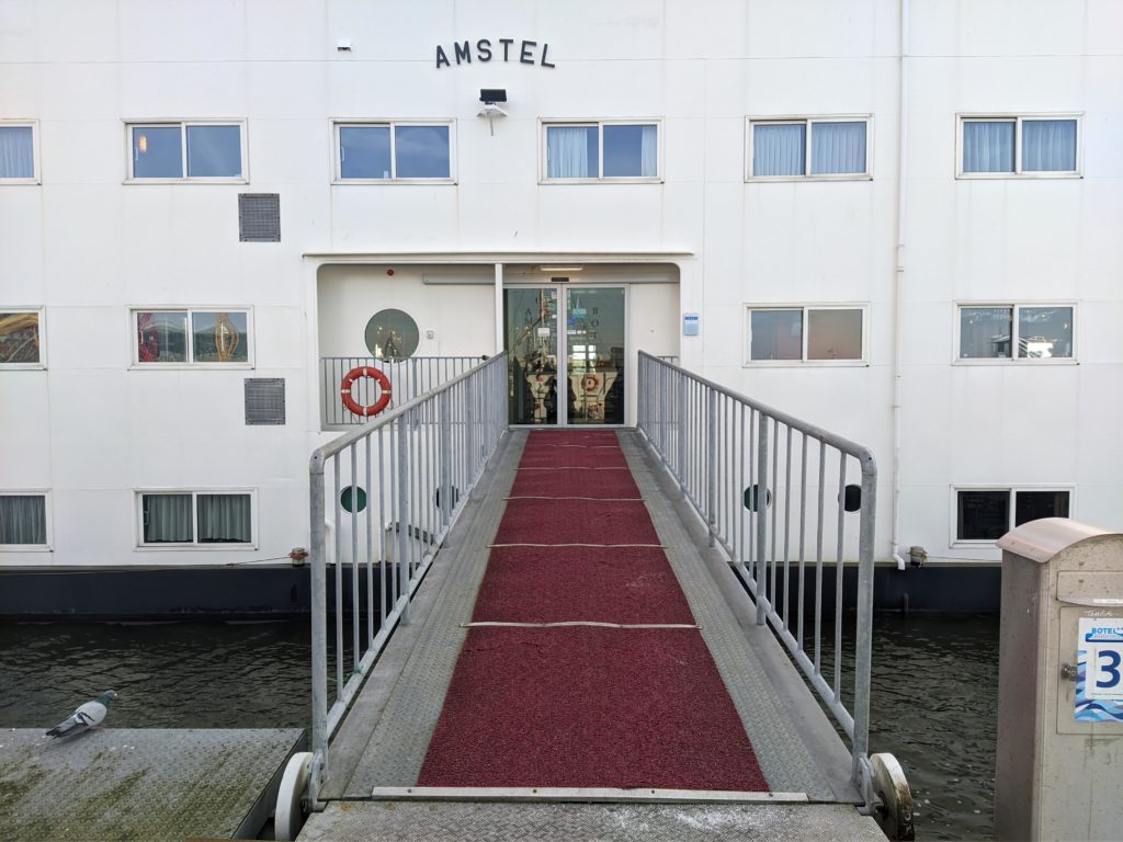 Conheça o Botel, o barco hotel de Amsterdam