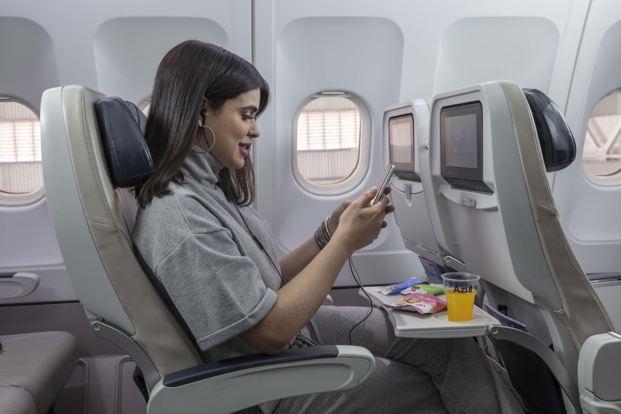 Azul planeja venda de bebidas alcoólicas e comidas quentes em voos para 2025