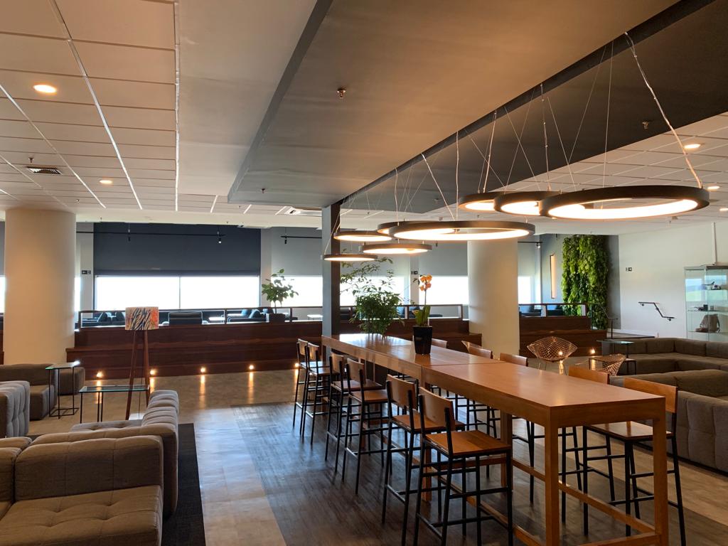 móveis, teto, interno, design de interiores, piso, parede, Mesa da sala de jantar e cozinha, restaurante, cafeteria, mesa, mesa de café, Luminária de teto, salão, lobby, janela, cômodo, cadeira, jantar