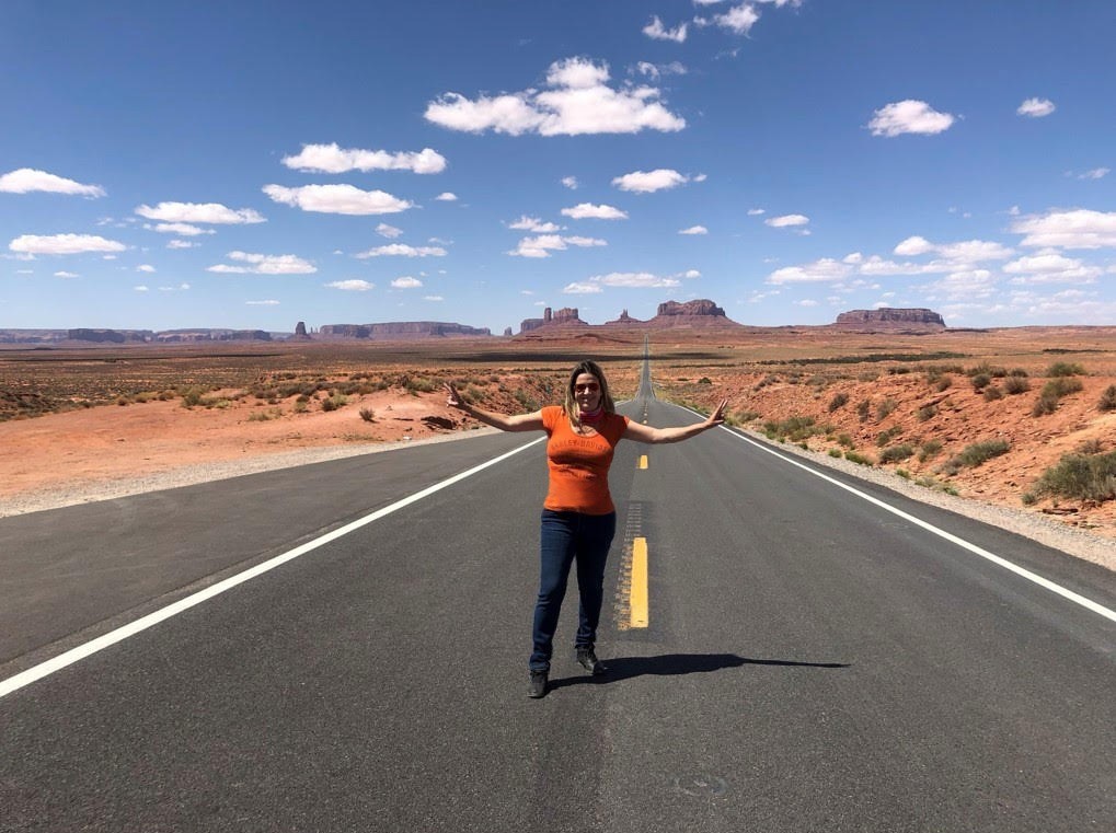 Monument Valley post apresentacao1 outdoor, estrada, céu, nuvem, roupas, pessoa, ombro, asfalto, térreo, via, mulher, rua, em pé, rodovia, deserto, montanha