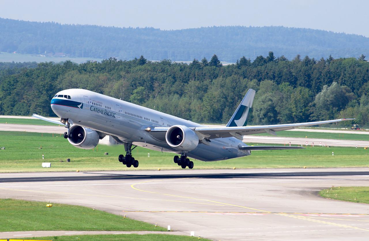 Funcionários da Cathay Pacific expõem falta de segurança a bordo por falta de comissários