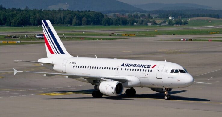 flying blue outdoor, avião, plaina, transporte, aeronave, avião de passageiros, Viagem aérea, Linha aérea, passarela, veículo, Motor de jato, Motor de aeronave, Jato bimotor, Aeronave de corpo estreito, Flap, aeroporto, Serviço, Jato, céu, aviação, Engenharia aeroespacial, térreo, Boeing 737, estrada, jato, Boeing 737 próxima geração, decolagem, montanha, airbus, grande