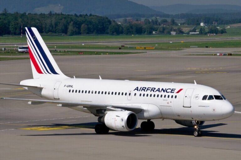 outdoor, avião, plaina, transporte, aeronave, avião de passageiros, Viagem aérea, Linha aérea, passarela, veículo, Motor de jato, Motor de aeronave, Jato bimotor, Aeronave de corpo estreito, Flap, aeroporto, Serviço, Jato, céu, aviação, Engenharia aeroespacial, térreo, Boeing 737, estrada, jato, Boeing 737 próxima geração, decolagem, montanha, airbus, grande