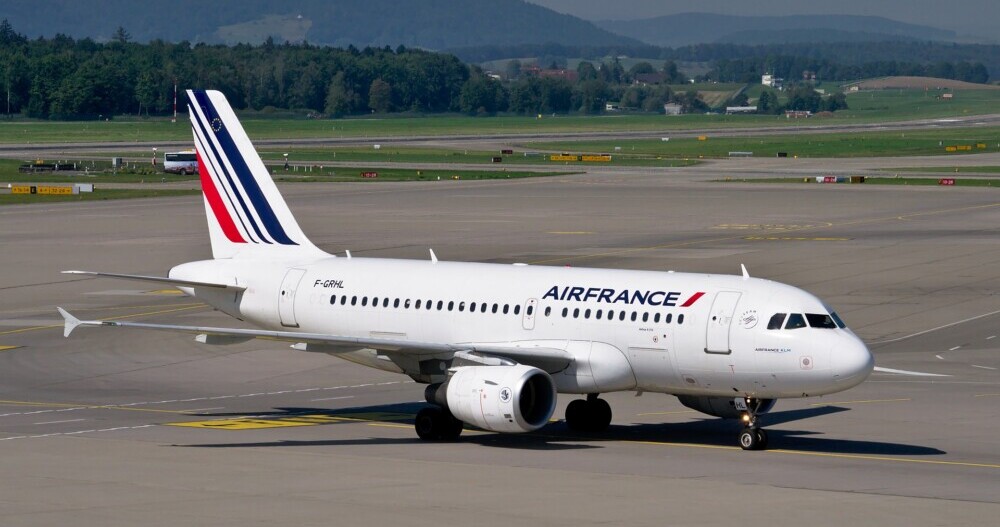 outdoor, avião, plaina, transporte, aeronave, avião de passageiros, Viagem aérea, Linha aérea, passarela, veículo, Motor de jato, Motor de aeronave, Jato bimotor, Aeronave de corpo estreito, Flap, aeroporto, Serviço, Jato, céu, aviação, Engenharia aeroespacial, térreo, Boeing 737, estrada, jato, Boeing 737 próxima geração, decolagem, montanha, airbus, grande