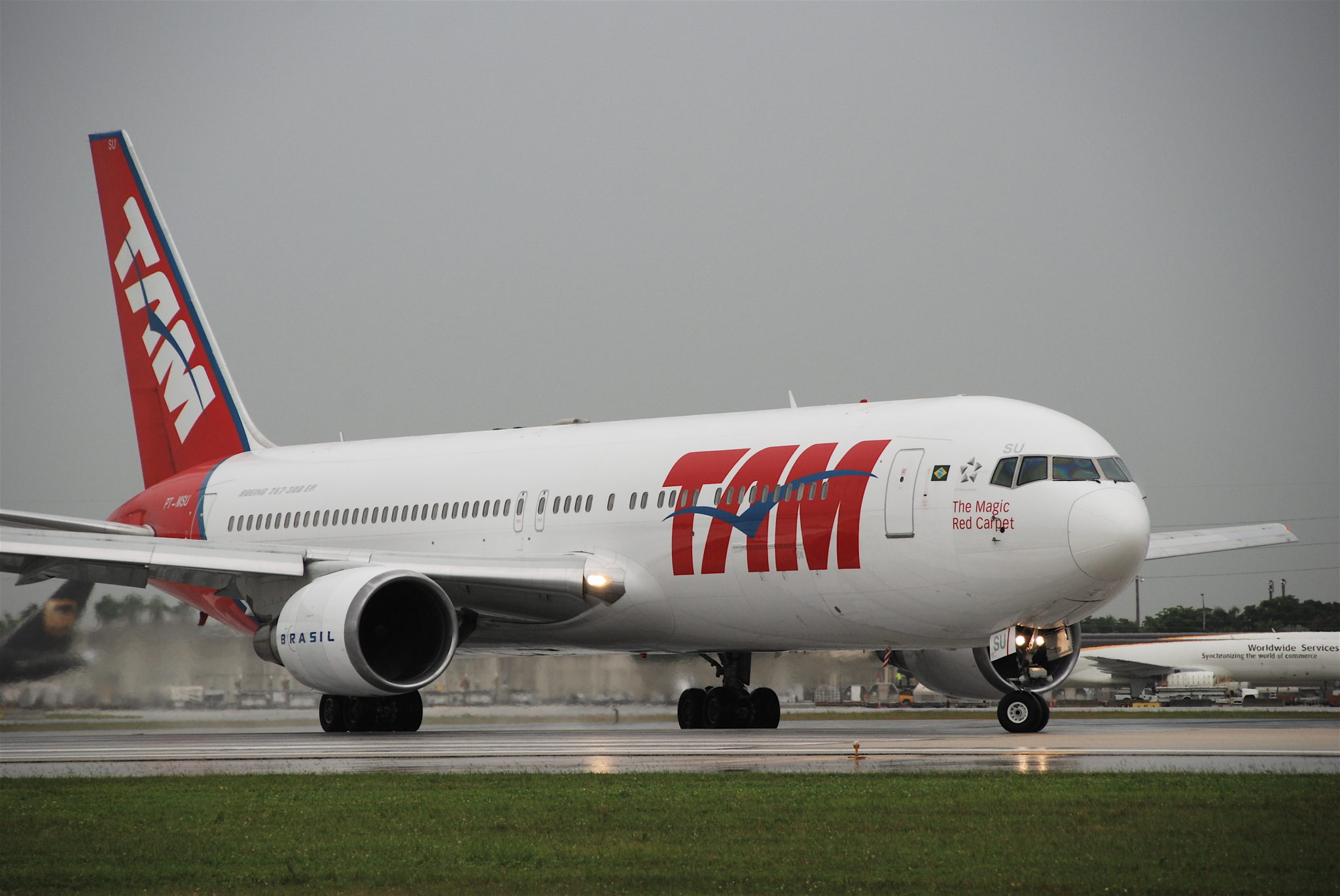 TAM B767 plaina, transporte, aeronave, avião de passageiros, outdoor, Linha aérea, céu, Viagem aérea, avião, Motor de jato, Motor de aeronave, passarela, grama, Flap, veículo, Jato bimotor, airbus, Serviço, Jato, jato, aeroporto, Aeronave de corpo estreito, Engenharia aeroespacial, aviação, Airbus a380, Família Airbus a320, decolagem, Boeing 747-400, Boeing 747, Boeing 737, Boeing 777, Boeing 737 próxima geração, asa, grande, estrada, ar, partida