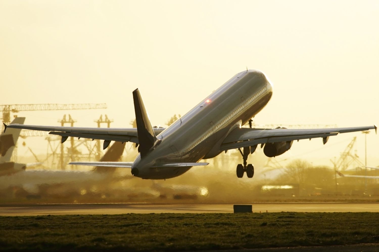 Aviao decolando Saiba como funcionam as taxas aeroportuárias e como elas impactam os preços das passagens