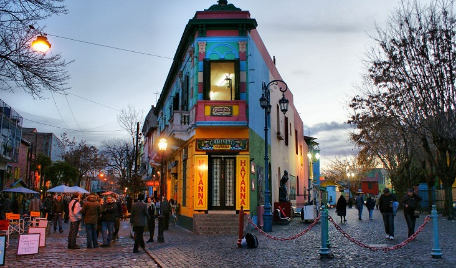 outdoor, céu, árvore, construção, Iluminação de rua, cidade, pessoas, pedestre, Espaço público, eletricidade, Bairro, nuvem, térreo, luz, pessoa, caminhada, via, inverno, rua, multidão