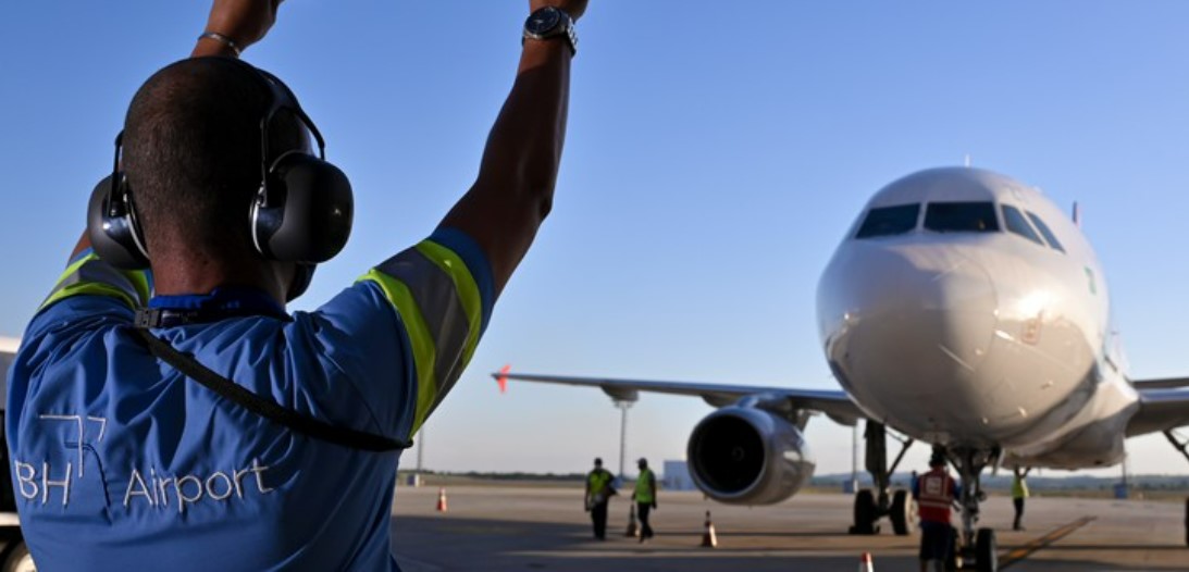 outdoor, céu, plaina, pessoa, Viagem aérea, avião de passageiros, aeronave, Linha aérea, avião, roupas, aviação, veículo, Jato, aeroporto, Motor de aeronave, transporte, Engenharia aeroespacial, Serviço, Motor de jato, Flap, airbus, jato, passarela, térreo, estrada