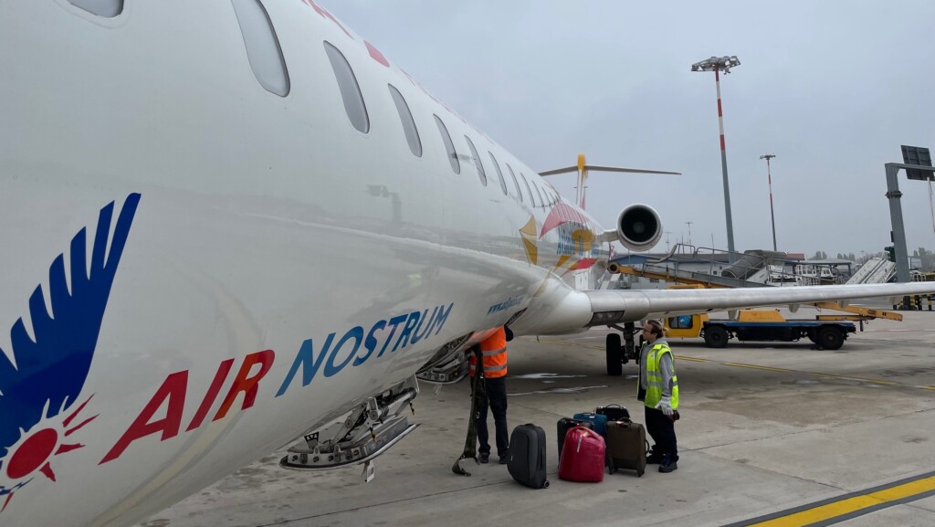 Confira como é voar na classe executiva do CRJ-1000 da Air Nostrum entre Bolonha e Madri