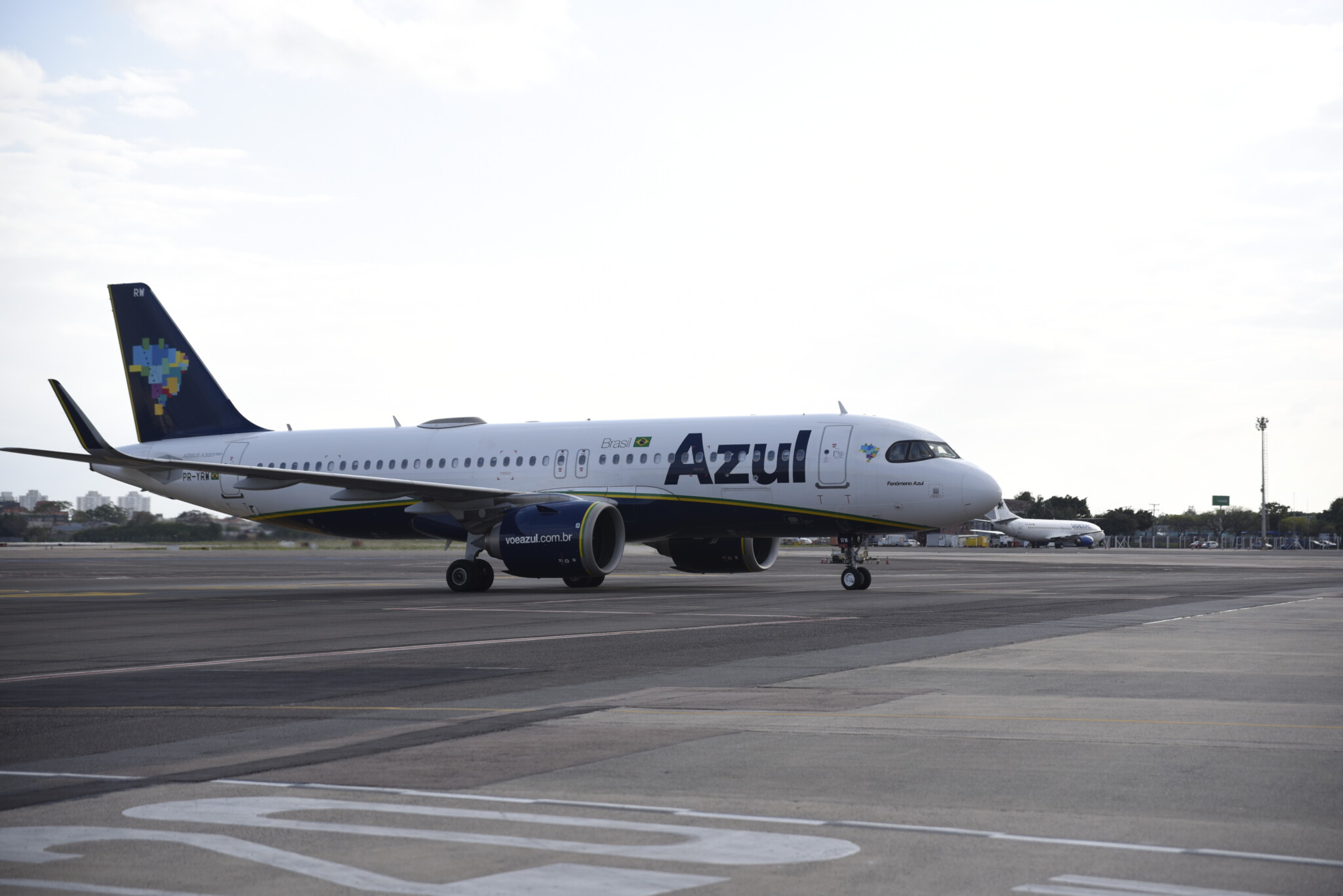 outdoor, céu, plaina, transporte, veículo, Viagem aérea, avião de passageiros, avião, aeronave, Linha aérea, passarela, Motor de aeronave, Jato, Motor de jato, Flap, aviação, aeroporto, Aeronave de corpo estreito, Jato bimotor, Serviço, Engenharia aeroespacial, Plataforma de estacionamento, Fabricante aeroespacial, Meio de transporte, estrada, térreo, jato, estacionado, grande, airbus