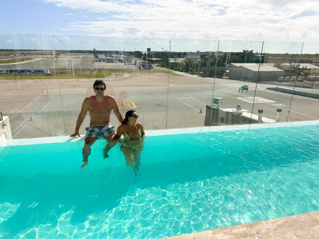 Conheça a sala VIP de Punta Cana que conta com uma piscina de frente para pista