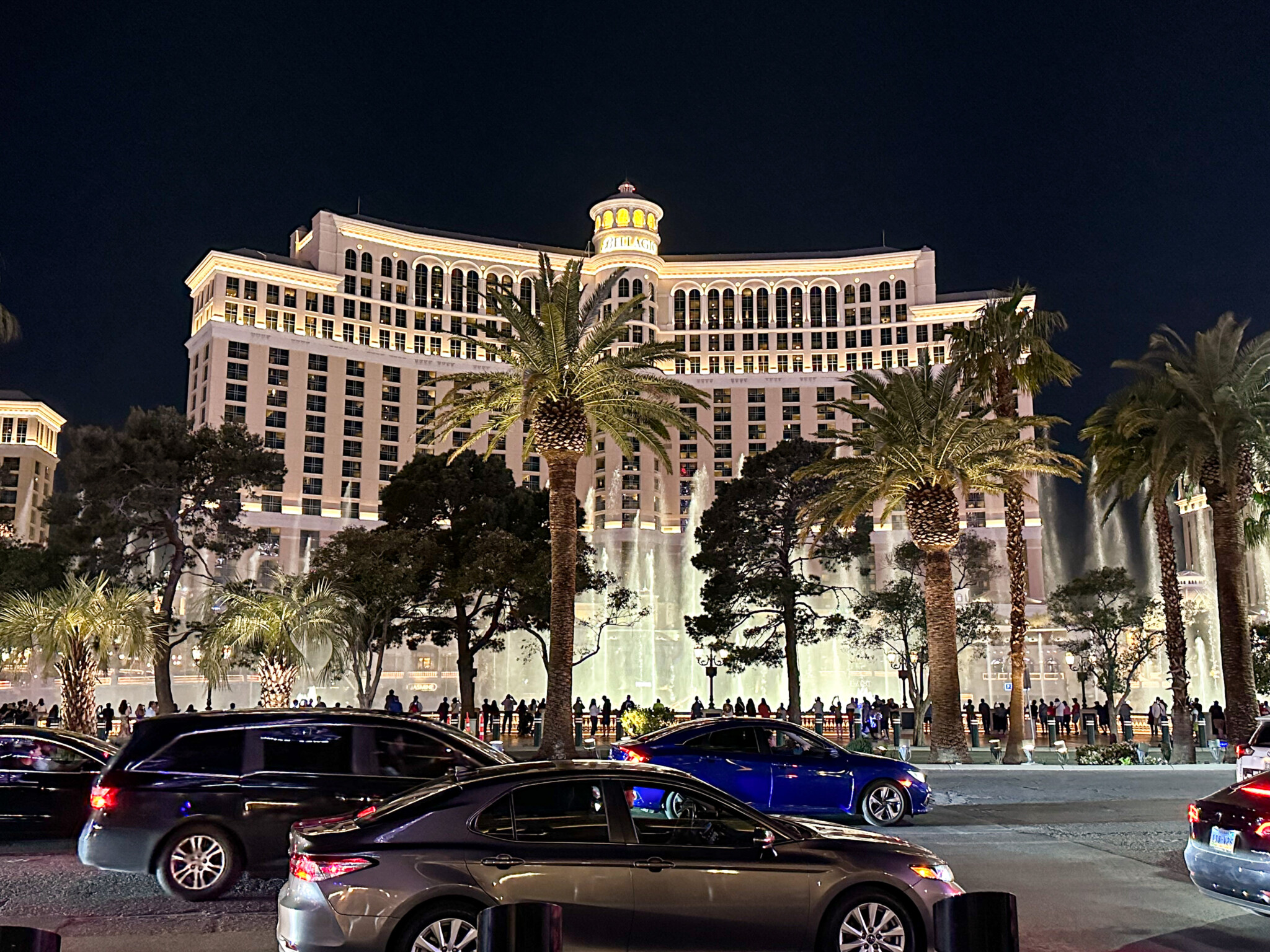 Veículo terrestre, veículo, outdoor, roda, construção, céu, árvore, pneu, estrada, rua, noite, carro, grande, cidade