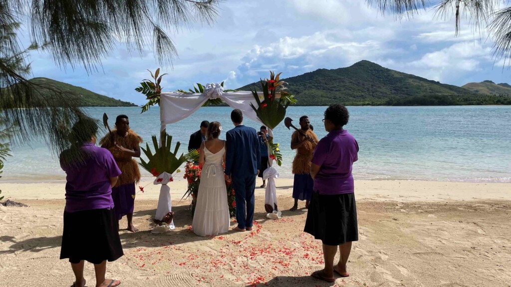 outdoor, roupas, céu, pessoa, nuvem, água, casamento, vestido de casamento, vestido, árvore, noiva, pessoas, térreo, grupo, praia, montanha, costa, em pé, mulher