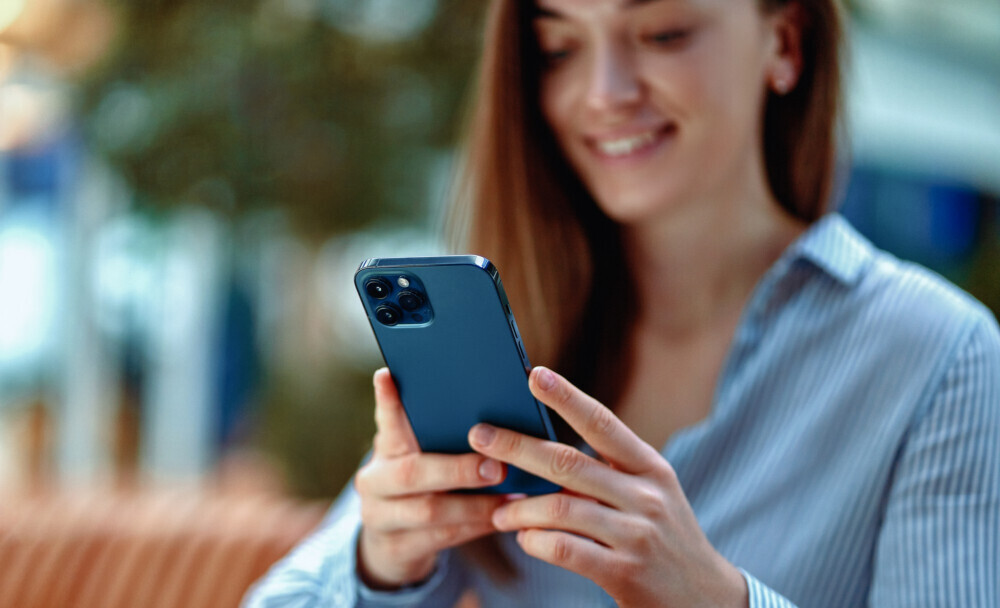 moderna-feliz-atraente-casual-sorridente-inteligente-mulher-milenar-usando-o-telefone-para-navegar-e-conversar-online Os produtos que fizeram sucesso nos nossos grupos nesta semana!
