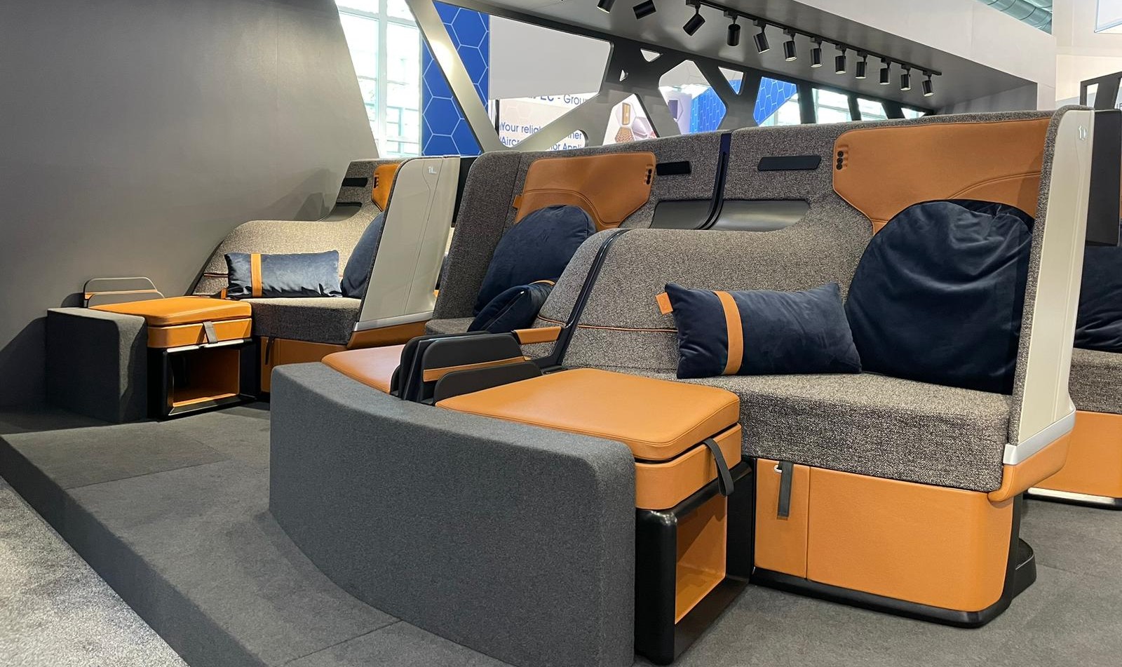 AIX 2023: Que tal um sofá como assento de classe executiva?