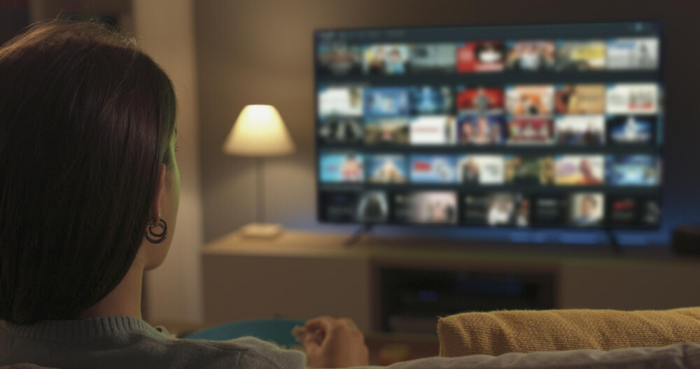 assistindo-smart-tv Compre uma Smart TV no Shopping Smiles e ganhe até 89 mil milhas