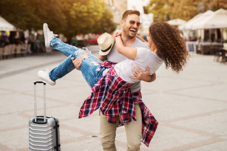 casal-viagem-mala-felicidade-férias Radar PPV! Resumo das promoções de acúmulo e transferência de pontos do dia 13 de abril de 2026