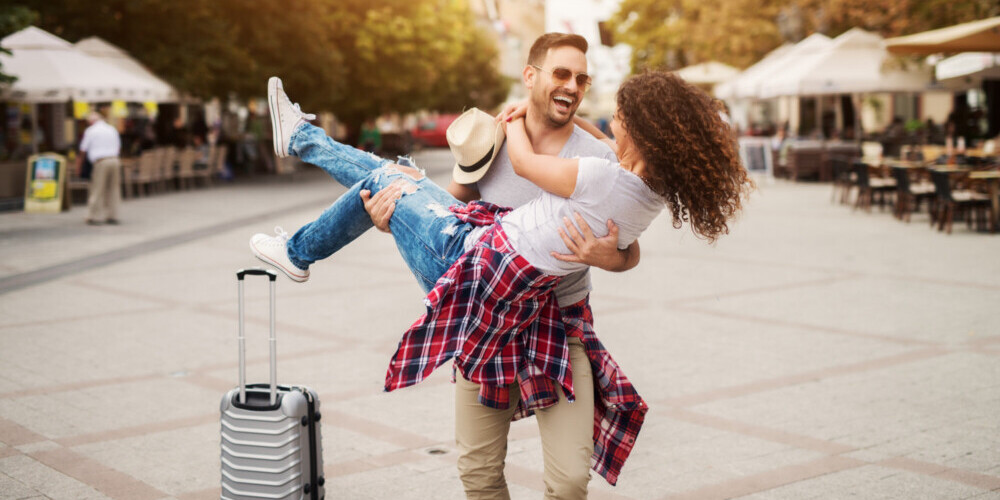 casal-viagem-mala-felicidade-férias Radar PPV! Resumo das promoções de acúmulo e transferência de pontos do dia 13 de abril de 2026