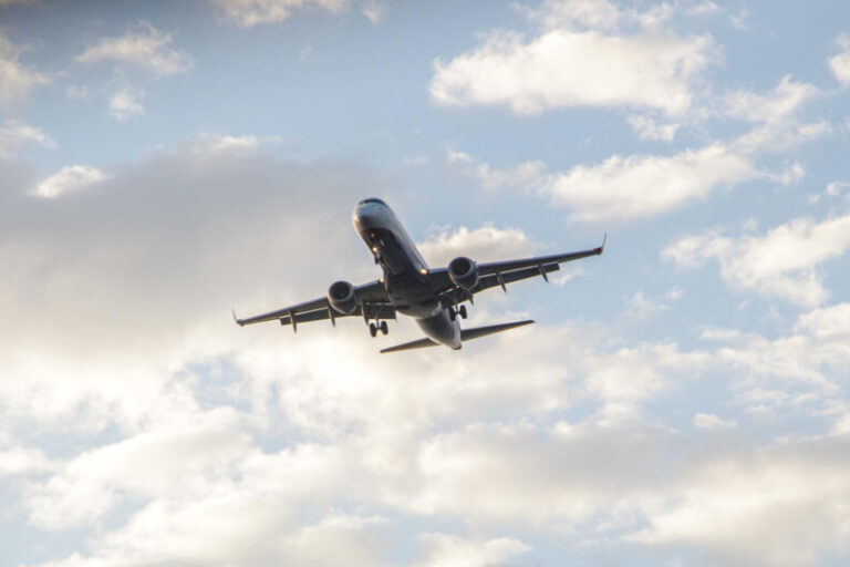 aviao-voando-no-ceu-nuvens-viagem Alerta de passagens PPV! Resgate trechos nacionais a partir de 2.250 pontos + taxas