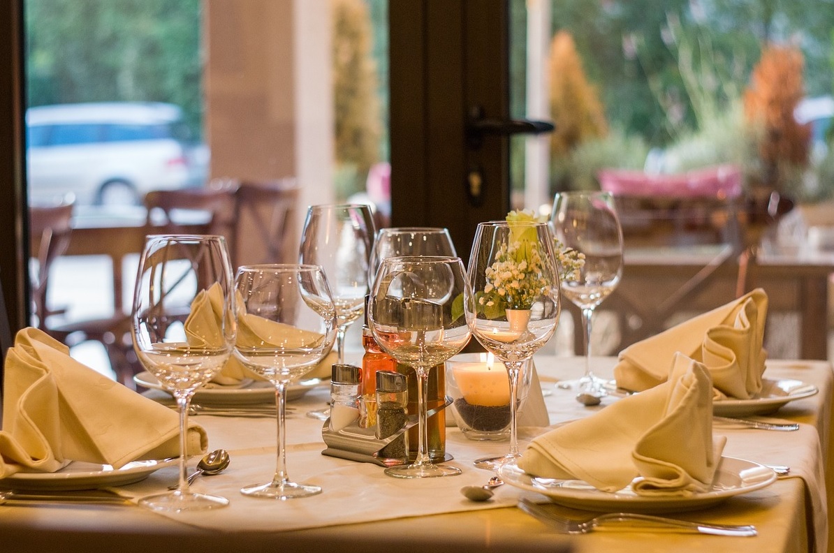 louça, Taça de vinho, Copos com pé, toalha de mesa, Utensílios para bebidas, Taças para champagne, Centro de mesa, restaurante, vidro, Jantar de ensaio, Utensílios de servir, móveis, mesa, Utensílios de bar, vaso, Jogo de jantar, placa, Mesa da sala de jantar e cozinha, mesa de jantar, talheres, guardanapo, banquete, interno, jantar, casamento, alimento