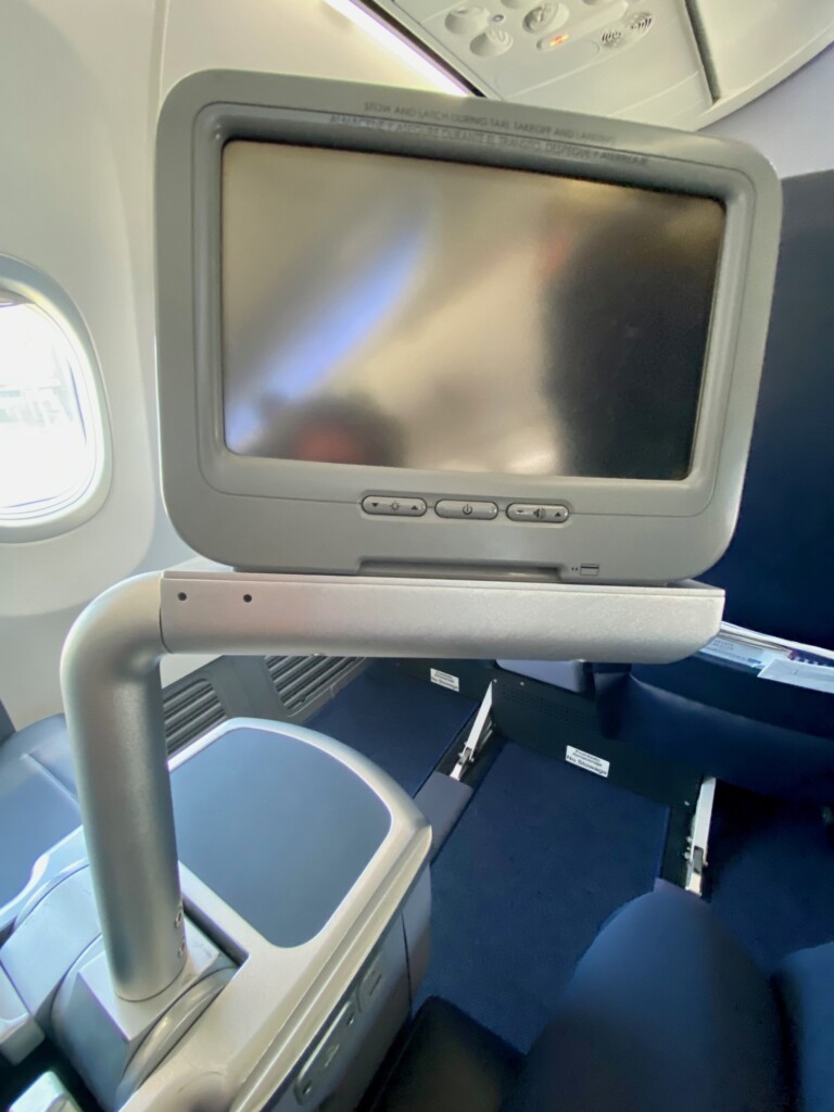 As telas do sistema de vídeo são embutidas na lateral do assento.