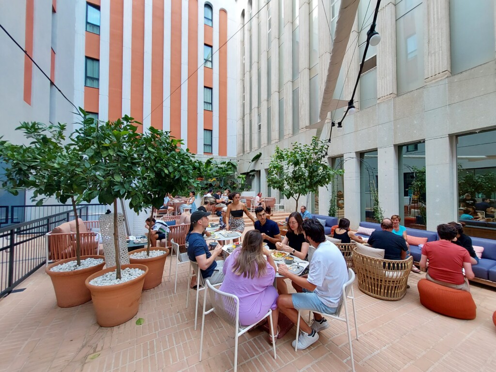 Como foi minha experiência no ibis Styles Sevilla Santa Justa - Com direito a piscina e rooftop bar